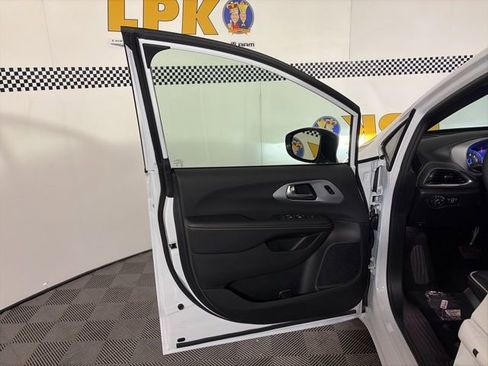 New 2026 Chrysler Pacifica Limited image 19