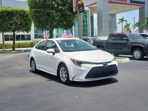 Used 2025 Toyota Corolla LE FWD image 2