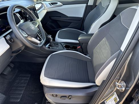 Certified 2025 Volkswagen Taos SE image 5