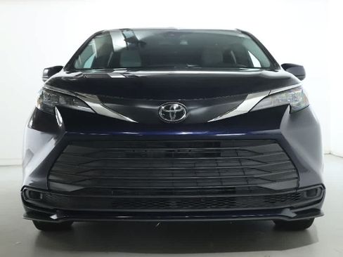 Used 2026 Toyota Sienna LE AWD/4WD image 5