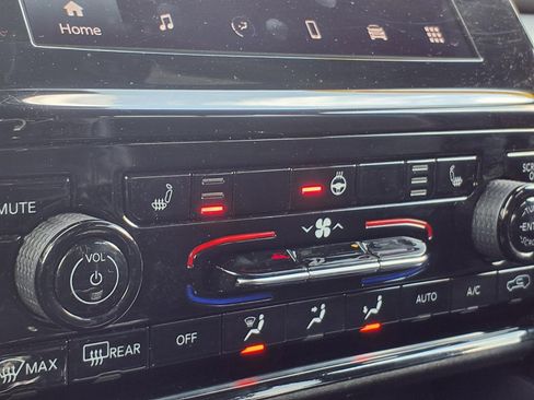 Used 2023 Jeep Grand Cherokee L Laredo image 5