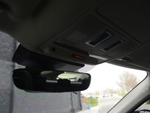 Used 2020 Jaguar F-PACE Premium image 21