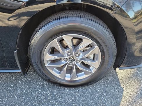 Used 2025 Toyota Sienna XLE image 6