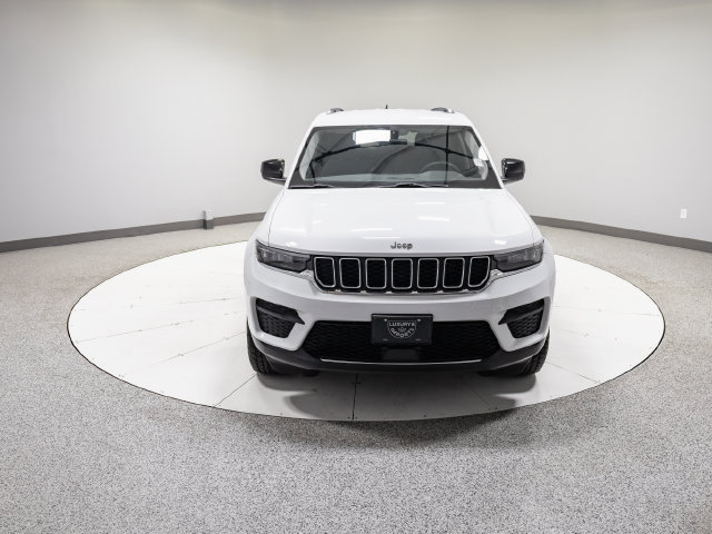 Used 2023 Jeep Grand Cherokee Laredo AWD/4WD image 25