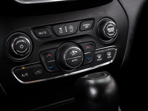 Used 2021 Jeep Cherokee Limited w/ Mopar Interior Package image 35