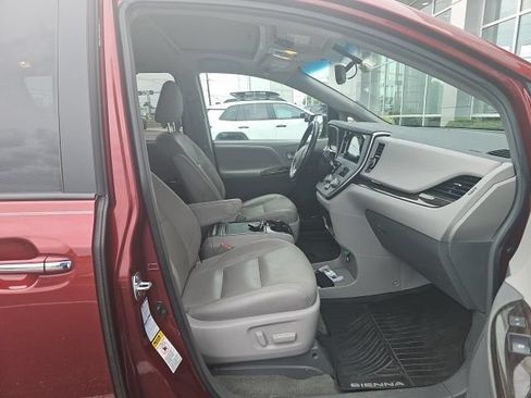 Used 2017 Toyota Sienna XLE w/ XLE Navigation Package AWD/4WD image 11
