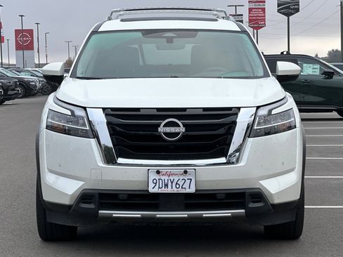 Used 2023 Nissan Pathfinder Platinum image 9