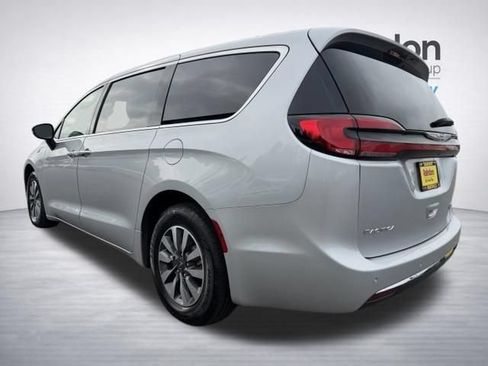 Used 2024 Chrysler Pacifica Limited FWD image 5