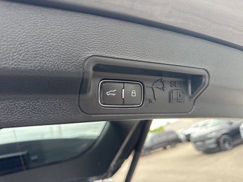 Used 2023 Ford Explorer XLT RWD image 15