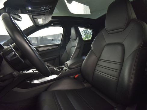 Certified 2023 Porsche Cayenne Turbo image 5