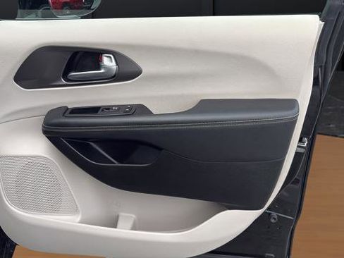 Used 2024 Chrysler Pacifica Touring-L image 28