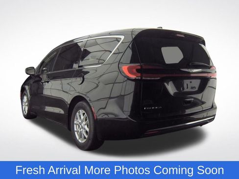 Used 2023 Chrysler Pacifica Touring-L image 8