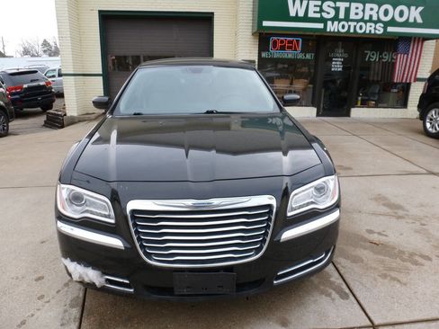 Used 2014 Chrysler 300 AWD image 7