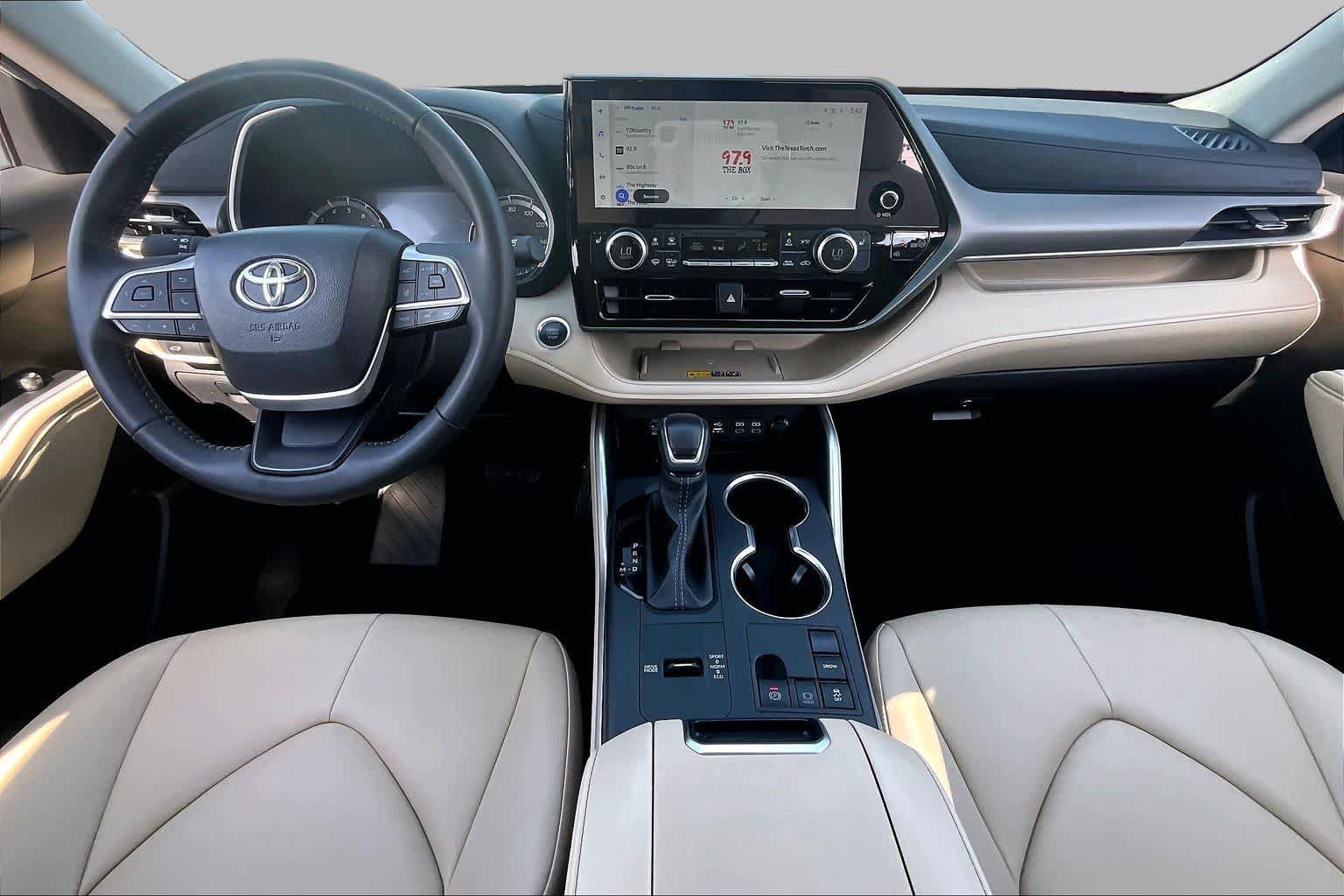 Used 2025 Toyota Highlander XLE FWD image 16