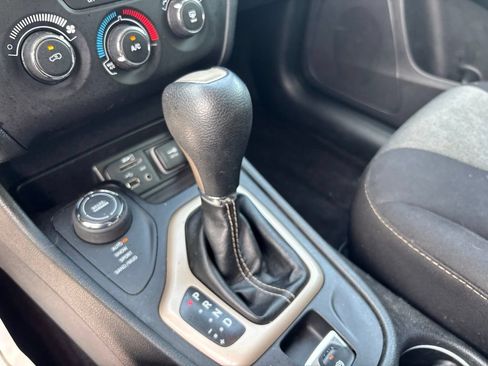 Used 2016 Jeep Cherokee Sport AWD/4WD image 26