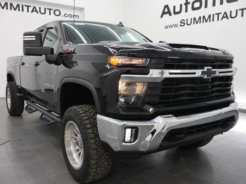 Used 2024 Chevrolet Silverado 2500 LT AWD/4WD image 2