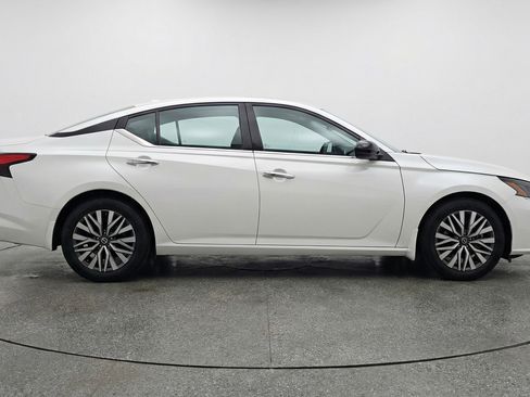 Used 2025 Nissan Altima 2.5 SV FWD image 11
