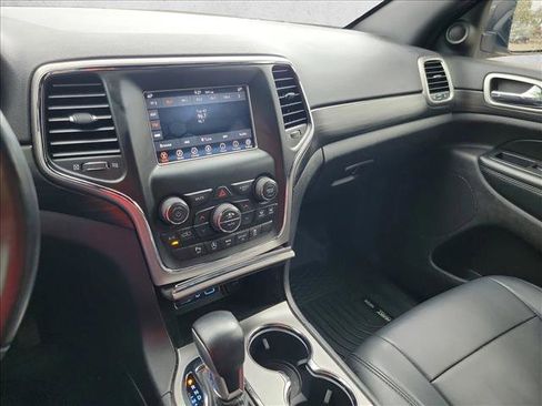 Used 2020 Jeep Grand Cherokee Laredo image 17