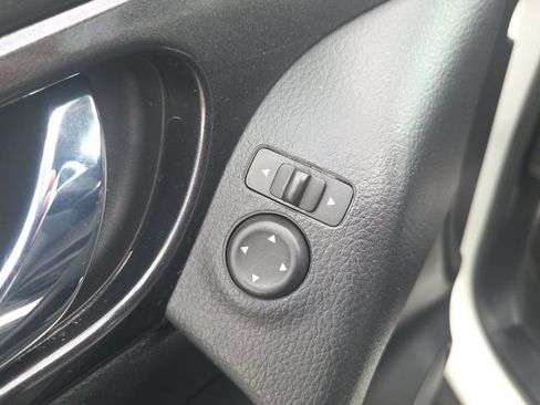 Used 2017 Nissan Rogue SV w/ SV Premium Package image 22