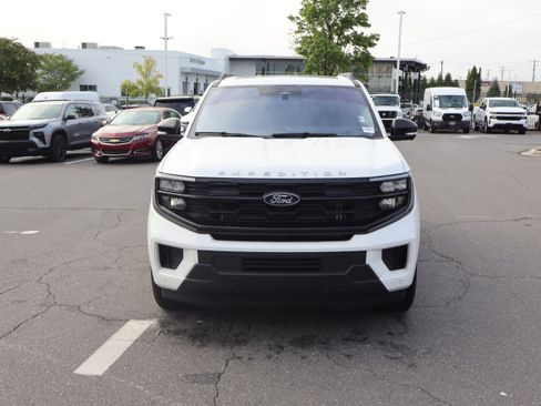 Used 2025 Ford Expedition Active RWD image 3