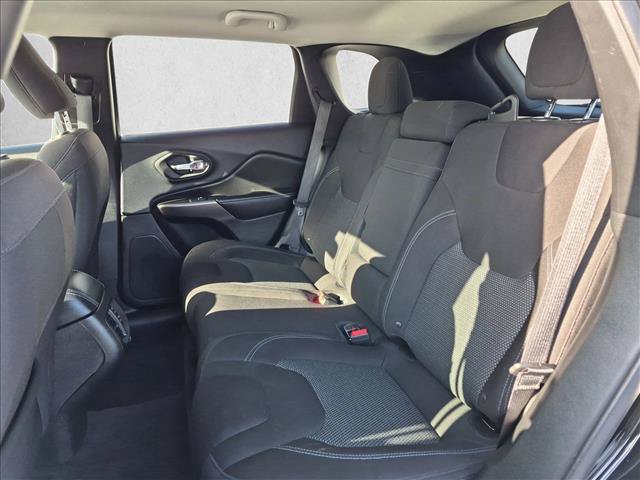 Used 2019 Jeep Cherokee Latitude w/ Popular Appearance Group FWD image 18