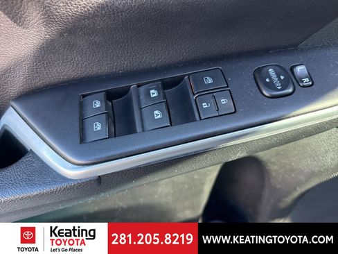 Used 2017 Toyota Camry SE image 12