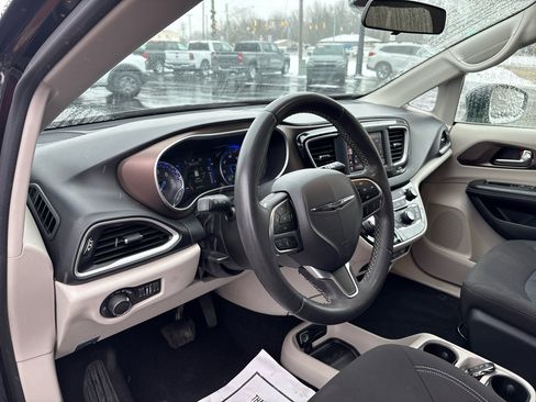 Used 2022 Chrysler Voyager LX image 6