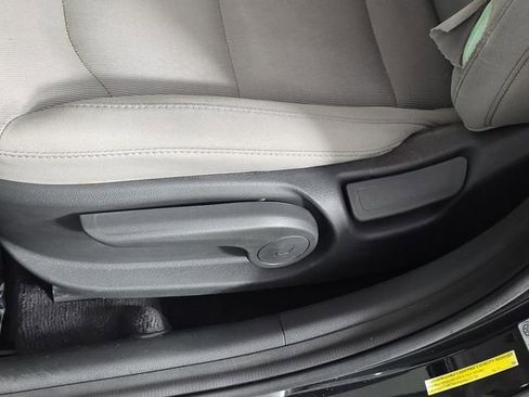 Used 2017 Hyundai Elantra SE image 35