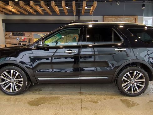Used 2016 Ford Explorer Platinum image 2