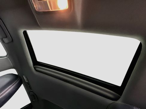 Used 2019 Toyota Highlander XLE FWD image 23