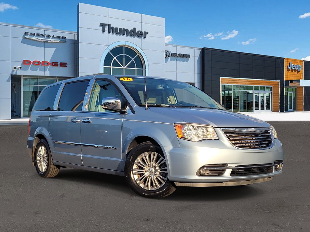 Used 2016 Chrysler Town & Country Touring-L FWD image 1