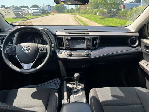 Used 2017 Toyota RAV4 XLE AWD/4WD image 5