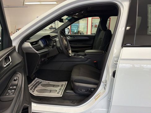 New 2025 Jeep Grand Cherokee Laredo X w/ Luxury Tech Group I image 6