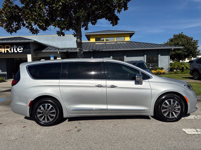 Used 2022 Chrysler Pacifica Limited w/ Uconnect Theater Family Group FWD image 8
