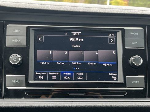 Used 2024 Volkswagen Jetta SE image 4