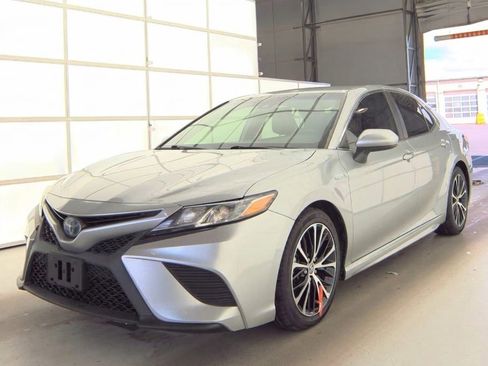 Used 2020 Toyota Camry SE FWD image 2