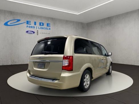 Used 2011 Chrysler Town & Country Touring w/ Entertainment Group #1 FWD image 10