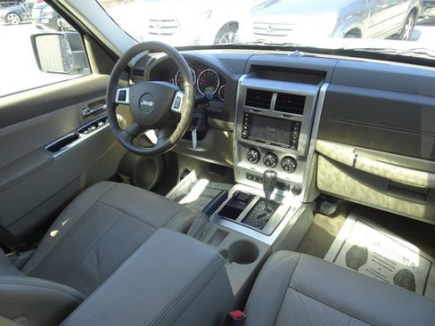 Used 2010 Jeep Liberty Limited w/ Tire & Wheel Group AWD/4WD image 13