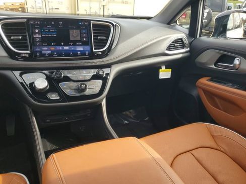 New 2026 Chrysler Pacifica Pinnacle image 14