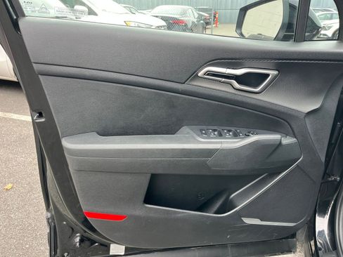 Used 2025 Kia Sportage LX FWD image 18