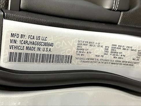 New 2025 Jeep Grand Cherokee Altitude image 9