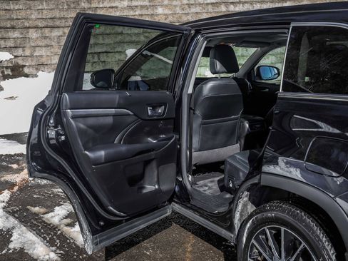 Used 2018 Toyota Highlander SE image 20