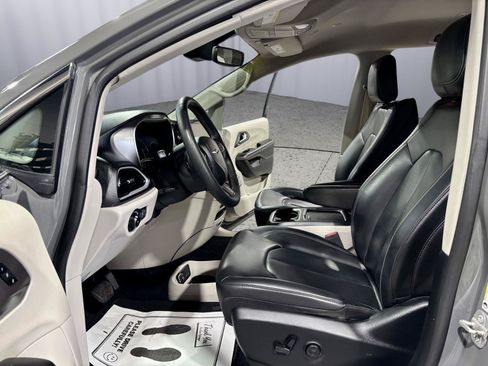 Used 2023 Chrysler Pacifica Touring-L FWD image 7