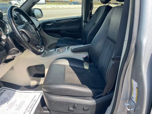 Used 2019 Dodge Grand Caravan SXT image 17