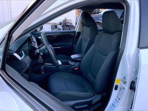 Used 2022 Toyota RAV4 LE image 7