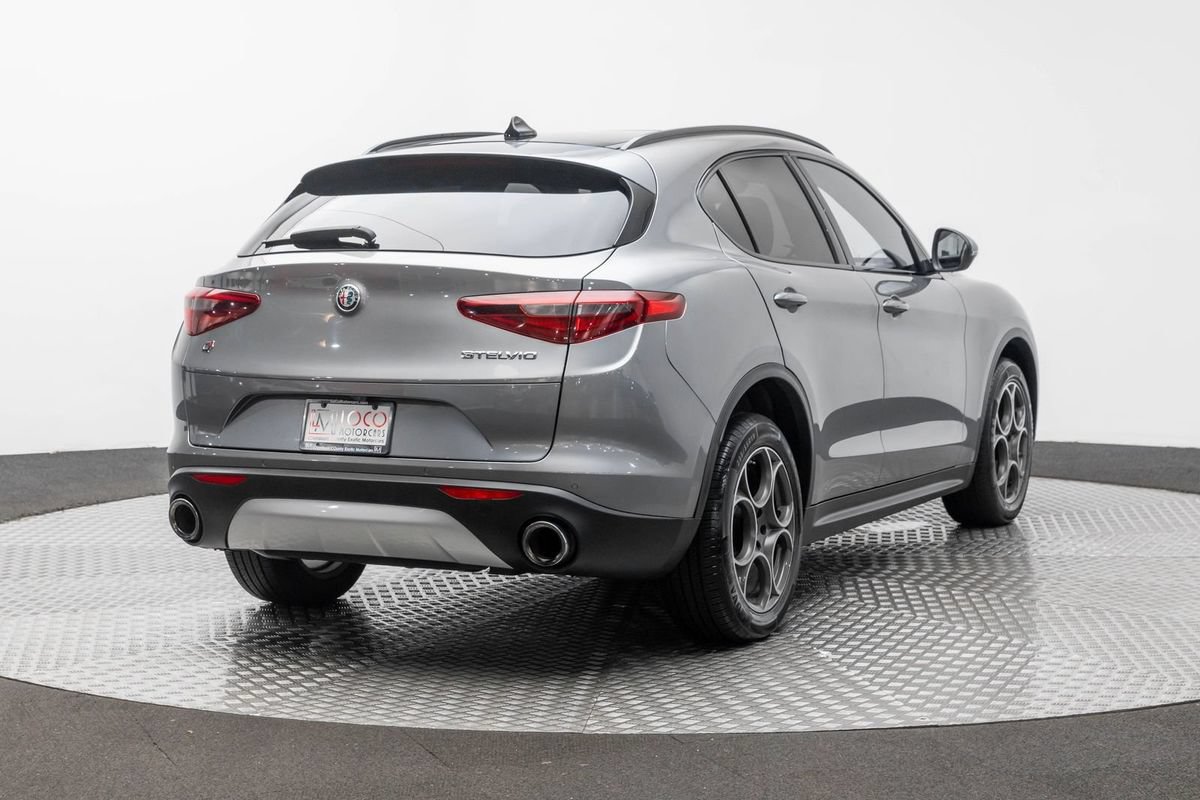 Used 2018 Alfa Romeo Stelvio Sport w/ Quick Order Package 22J Sport AWD/4WD image 5
