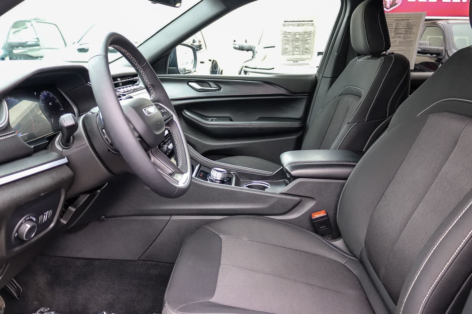 Used 2025 Jeep Grand Cherokee L Laredo RWD image 16