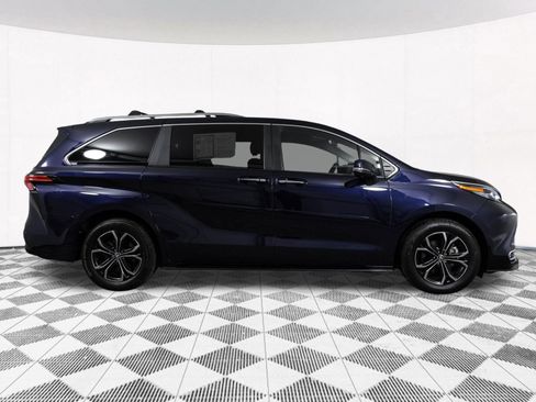 Used 2025 Toyota Sienna Platinum AWD/4WD image 20