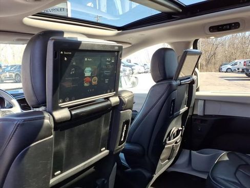 Used 2018 Chrysler Pacifica Limited w/ Tire & Wheel Group image 24