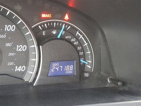 Used 2013 Toyota Camry LE image 3